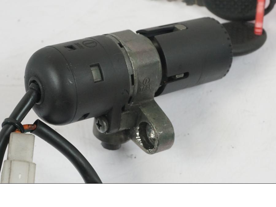 Vänster sida på Låssats från en Aprilia RS 125 -2000 motorcykel.