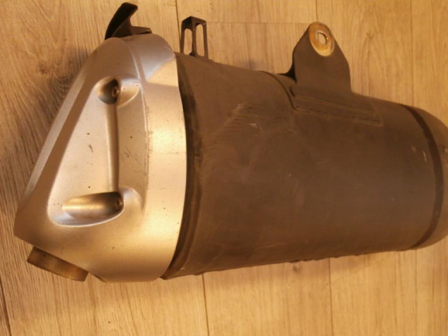 Vänster sida på Ljuddämpare från en Yamaha XT 1200 Z -2011 motorcykel.