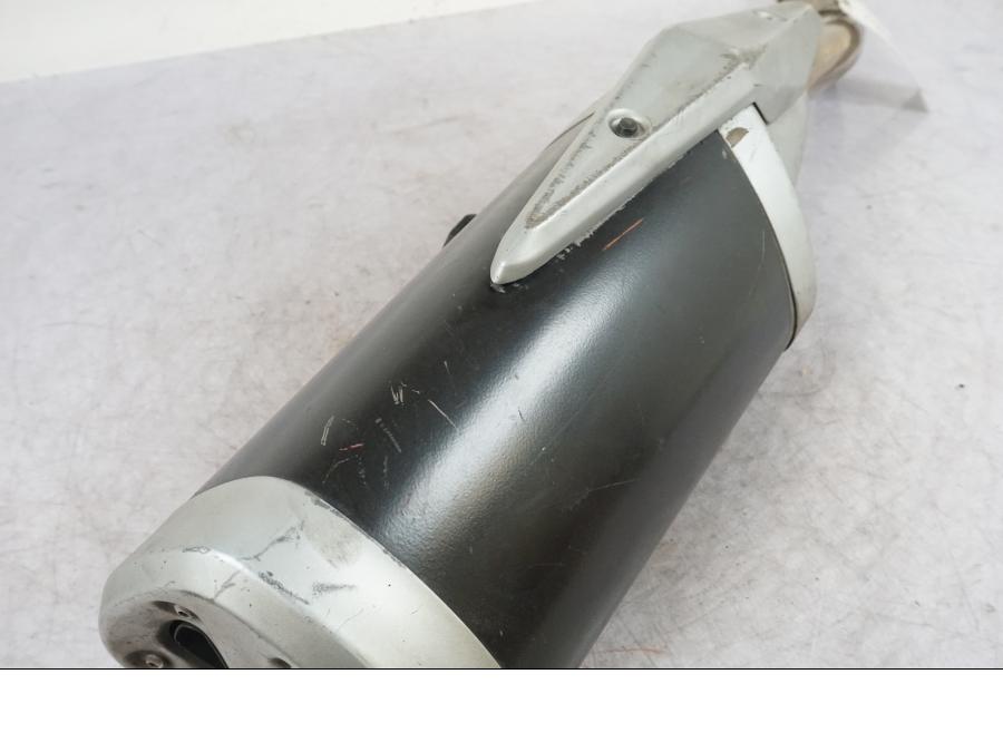 Vänster sida på Ljuddämpare från en Kawasaki Z 750 -2008 motorcykel.