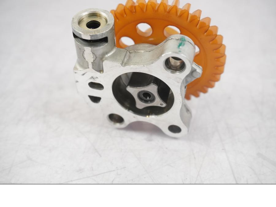 Höger sida på Oljepump från en KTM 125 Duke -2017 motorcykel.