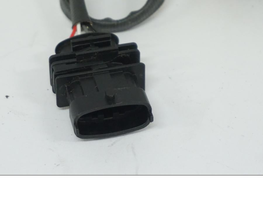 Vänster sida på Lambdasond från en Ducati Desert X -2022 motorcykel.