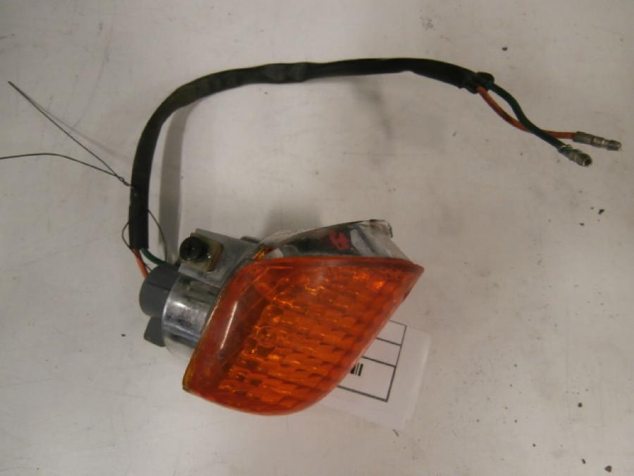 Baksidan på <p>Blinkers vänster fram från Honda VFR 750 F 1988.</p>

<p>Okej skick.</p> motorcykel.