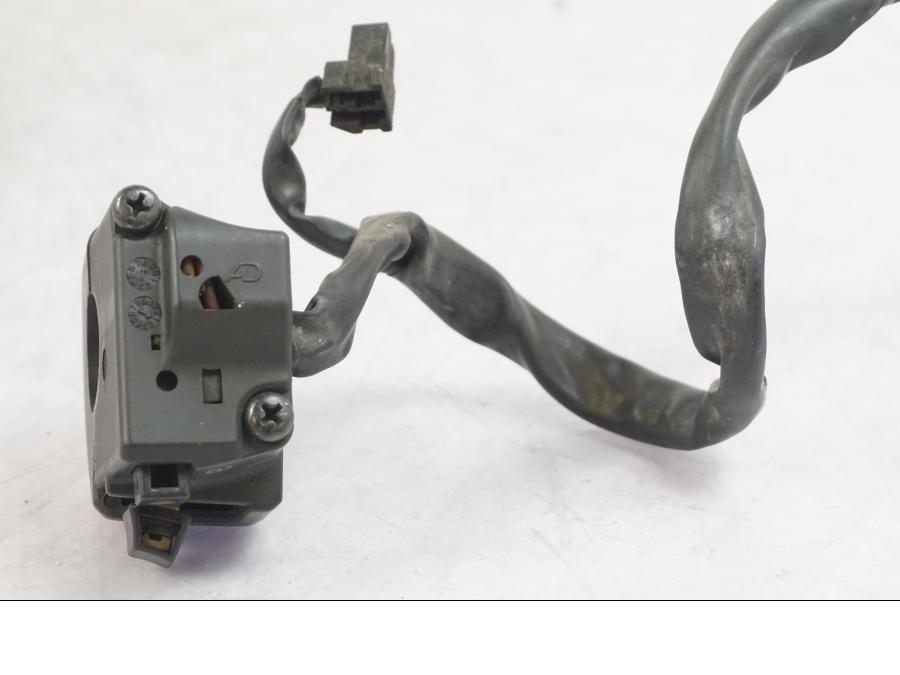 Snett nerifrån på Styrelreglage från en Kawasaki ZX-10R -2008 motorcykel.