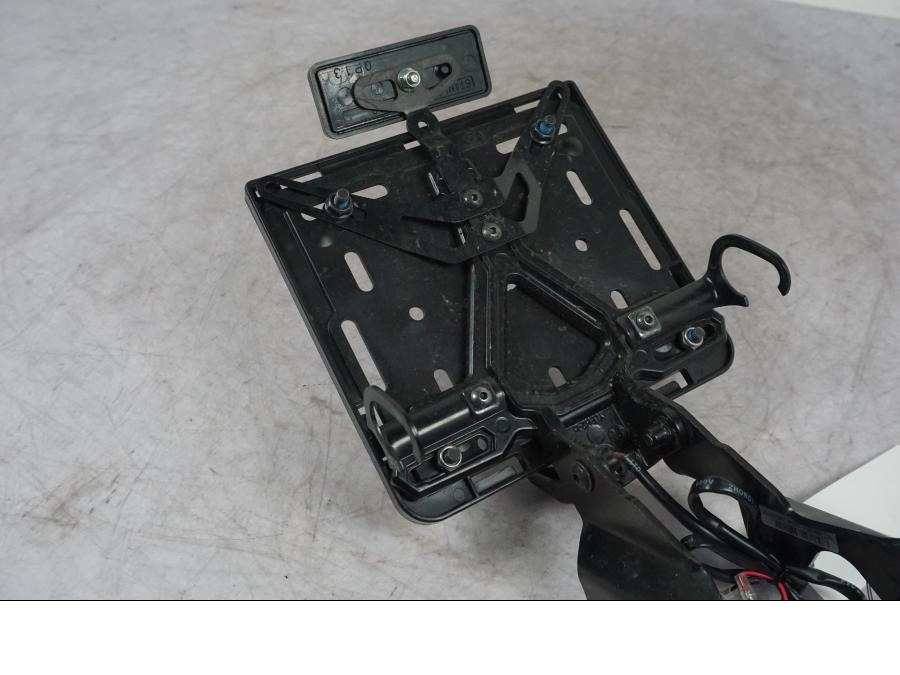 Snett uppifrån på Skylthållare från en Yamaha MT-09 -2024 motorcykel.