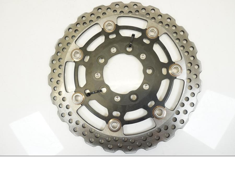 Snett uppifrån på Bromsskiva från en Kawasaki ER-6F -2016 motorcykel.