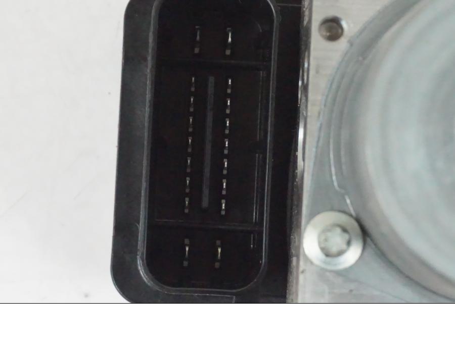 Snett uppifrån på ABS Modulator från en KTM 390 Adventure -2021 motorcykel.