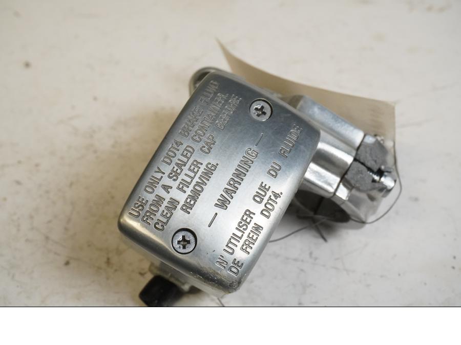 Baksidan på Bromshuvudcylinder från en Kawasaki VN 900 -2007 motorcykel.