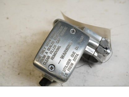 Baksidan på Bromshuvudcylinder från en Kawasaki VN 900 -2007 motorcykel.