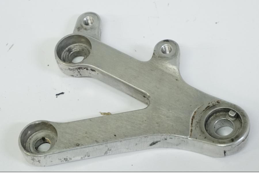 Framsidan på Fotpinnefäste från en Honda CBR 900 RR -2002 motorcykel.