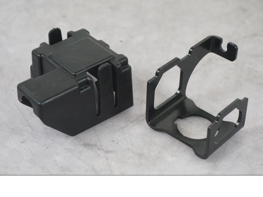 Extrabild3 på Sadellåsmekanism från en KTM 1290 Super Duke R -2022 motorcykel.