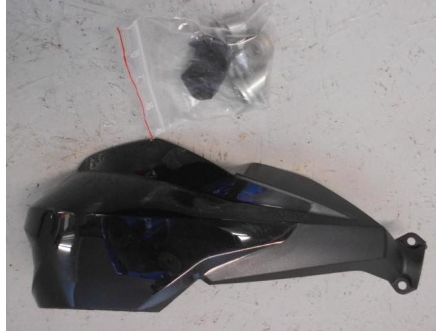 Framsidan på Handskydd från en KTM 125 Duke -2011 motorcykel.