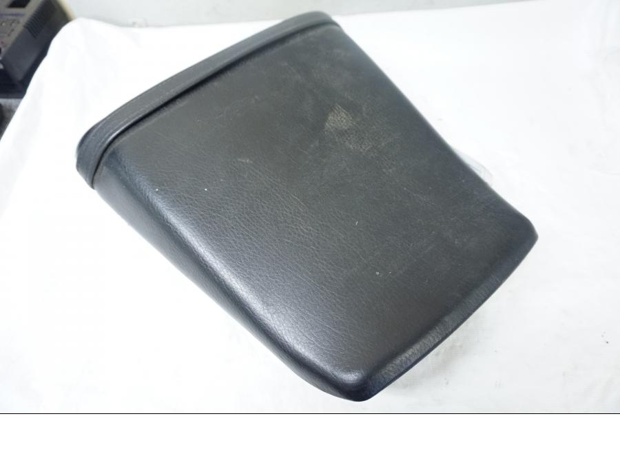 Höger sida på Sadel från en Yamaha YZF 1000 R -1998 motorcykel.