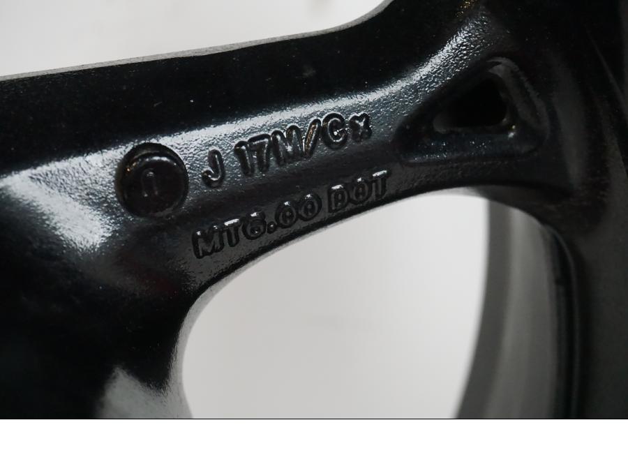 Snett nerifrån på Fälg från en Suzuki GSX 1300 R -2017 motorcykel.