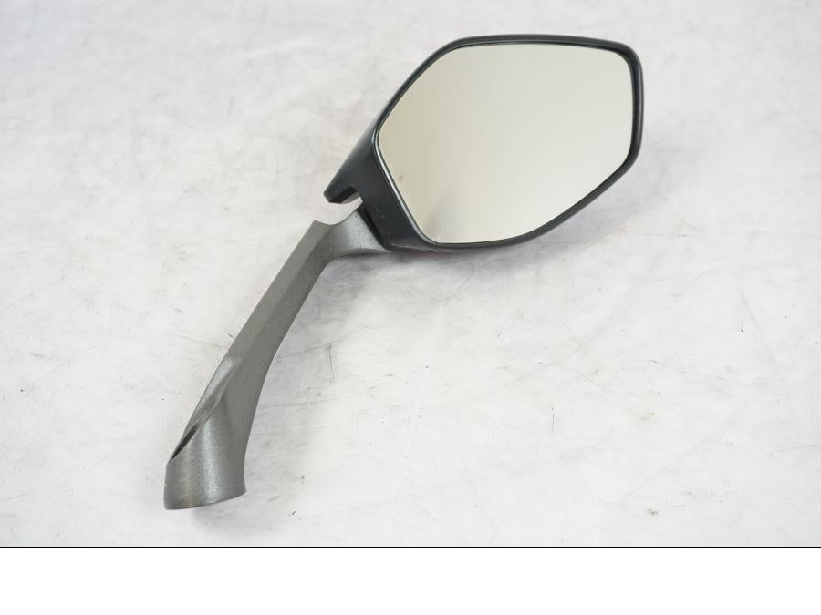 Framsidan på Backspegel från en Ducati Multistrada 950 -2020 motorcykel.