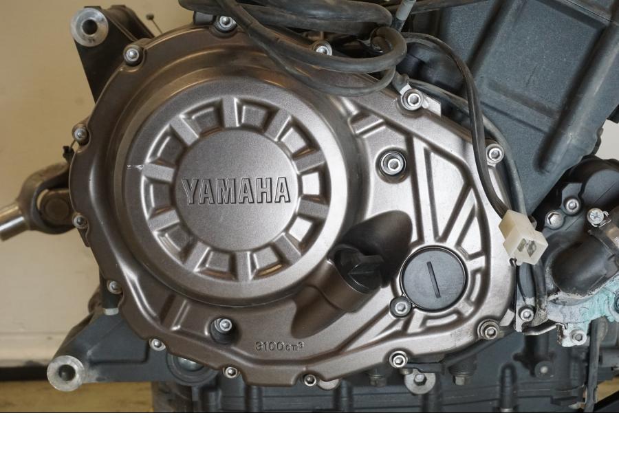 Baksidan på <p>Motor från Yamaha XT 1200 Z ABS 2011.</p>

<p>Uppstartad och varmkörd utan anmärkningar.</p>

<p>Finns mindre slitage av lack, repor och ärgat se bilder.</p>

<p>Motornummer: P401E-008770.</p>

<p>Effekt: 80kw / 108hk.</p>

<p>Miltal: 2449 Mil.</p>

<p>Laddar: 14,2V.</p> motorcykel.