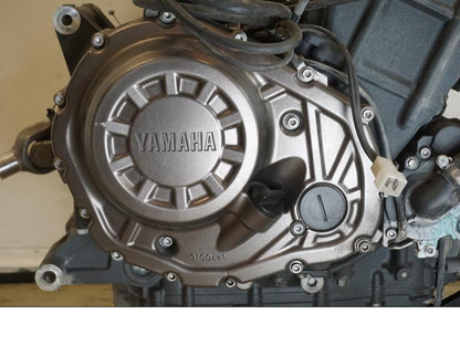 Baksidan på <p>Motor från Yamaha XT 1200 Z ABS 2011.</p>

<p>Uppstartad och varmkörd utan anmärkningar.</p>

<p>Finns mindre slitage av lack, repor och ärgat se bilder.</p>

<p>Motornummer: P401E-008770.</p>

<p>Effekt: 80kw / 108hk.</p>

<p>Miltal: 2449 Mil.</p>

<p>Laddar: 14,2V.</p> motorcykel.