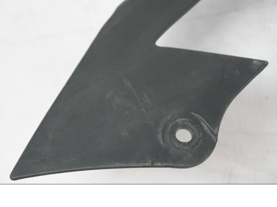 Höger sida på Kedjeskydd från en Kawasaki ZZ-R 1400 -2009 motorcykel.