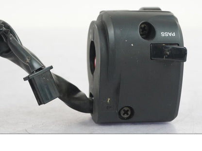 Vänster sida på Styrelreglage från en Kawasaki Z 900 -2019 motorcykel.