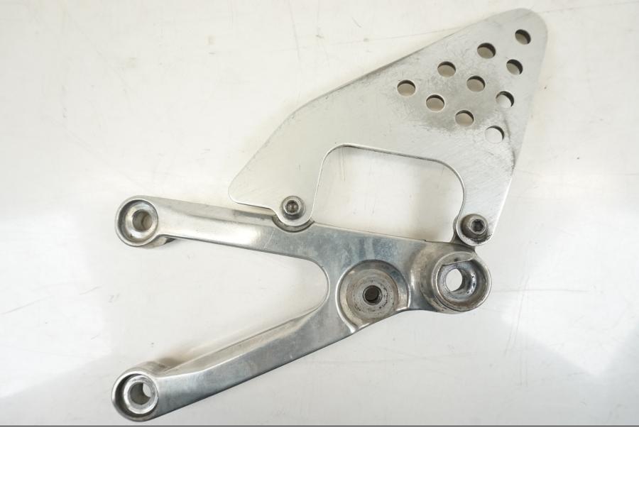 Framsidan på Fotpinnefäste från en Yamaha YZF R6 -1999 motorcykel.