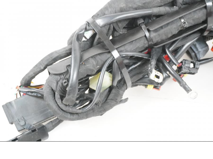 Baksidan på Kabelstam från en KTM 1290 Super Adventure S -2022 motorcykel.