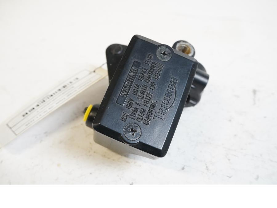 Baksidan på Bromshuvudcylinder från en Triumph Street Triple -2009 motorcykel.