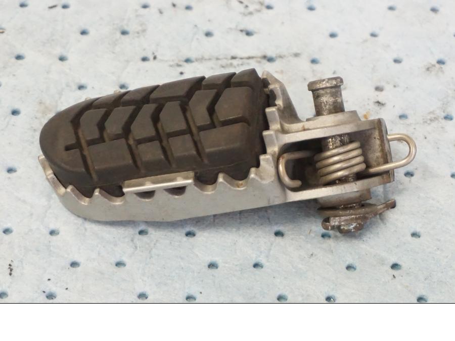 Framsidan på Fotpinne från en KTM 690 Duke -2008 motorcykel.