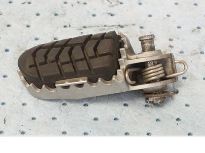 Framsidan på Fotpinne från en KTM 690 Duke -2008 motorcykel.