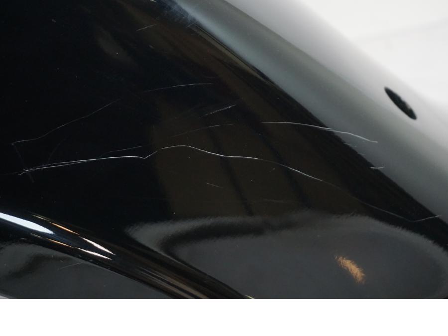 Höger sida på <p>Bakskärm från Suzuki VL 800 2007.</p>

<p>Två sprickor i bakkant, repor och mindre slitage av lack finns se bilder.</p> motorcykel.