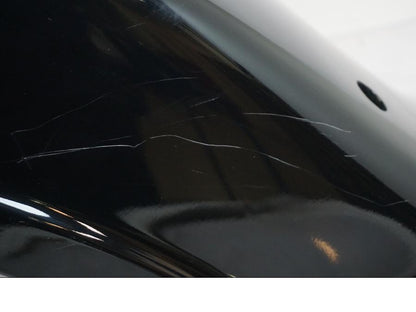 Höger sida på <p>Bakskärm från Suzuki VL 800 2007.</p>

<p>Två sprickor i bakkant, repor och mindre slitage av lack finns se bilder.</p> motorcykel.