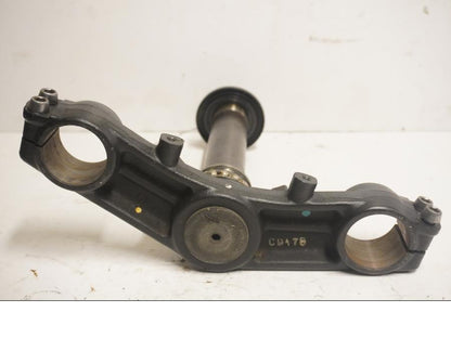 Baksidan på <p>Gaffelkrona nedre från Kawasaki ER-6N 2010.</p>

<p>Okej skick.</p> motorcykel.