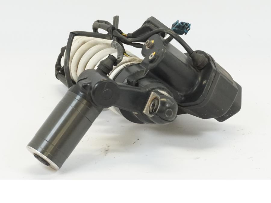 Snett nerifrån på Stötdämpare ESA från en BMW K 1200 S -2006 motorcykel.