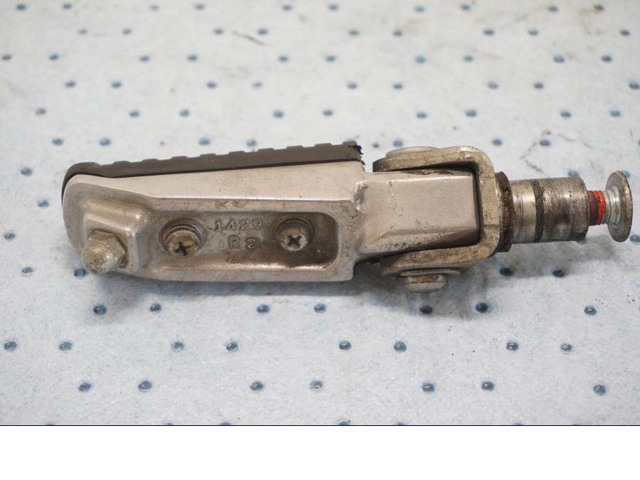 Baksidan på Fotpinne från en Kawasaki ZX-6R -2000 motorcykel.