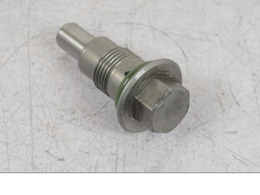 Baksidan på Kamkedjesträckare från en BMW R 1250 GS -2023 motorcykel.