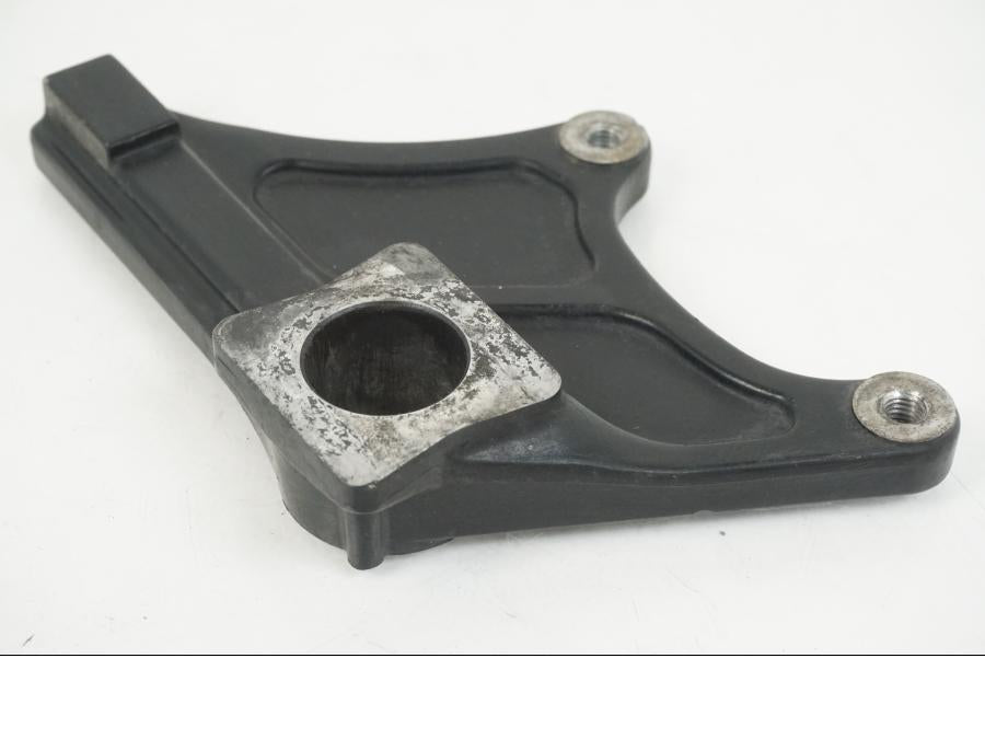 Baksidan på Bromsoksfäste från en Suzuki GSX-R 1000 -2003 motorcykel.