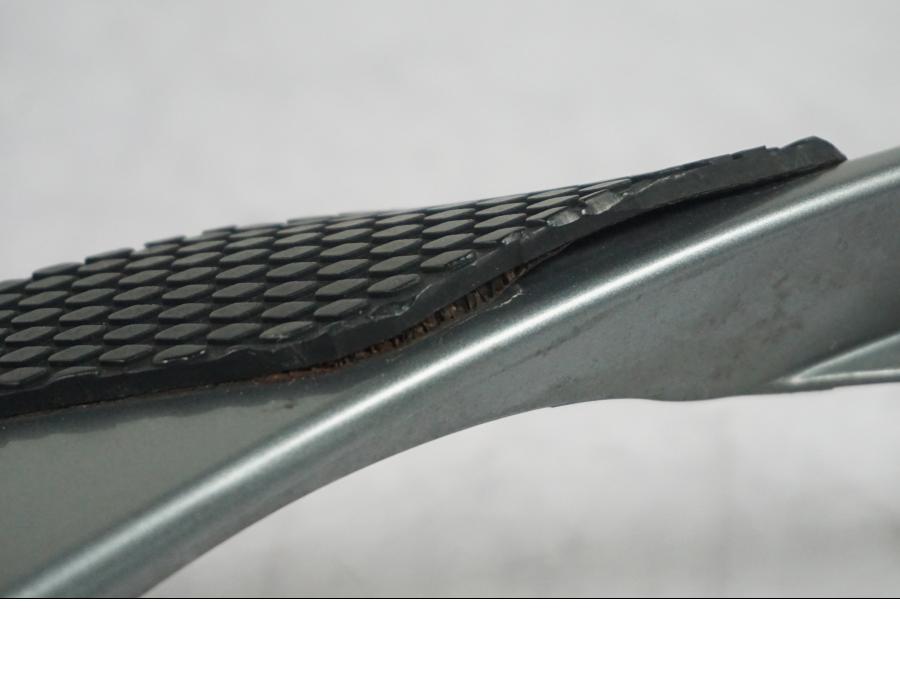 Snett nerifrån på Sidopanel från en BMW R 1200 R -2007 motorcykel.