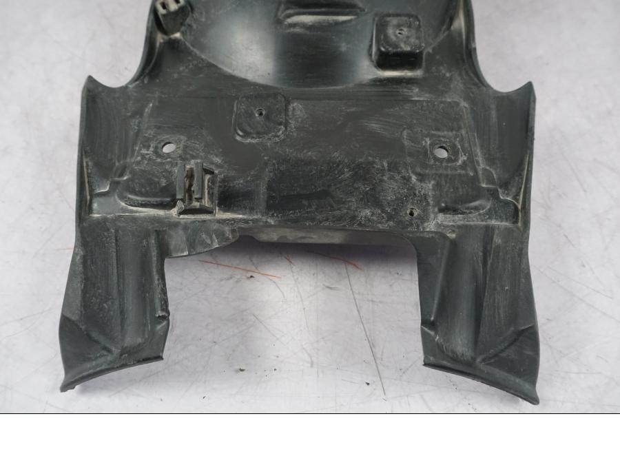 Snett nerifrån på Undertail från en BMW R 1200 GS -2005 motorcykel.