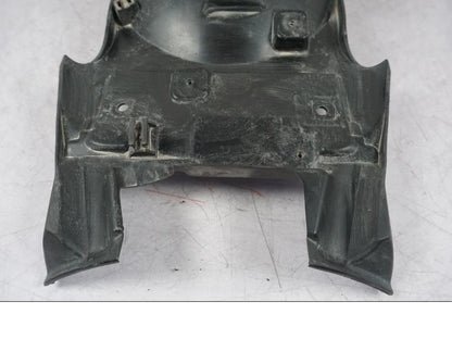 Snett nerifrån på Undertail från en BMW R 1200 GS -2005 motorcykel.