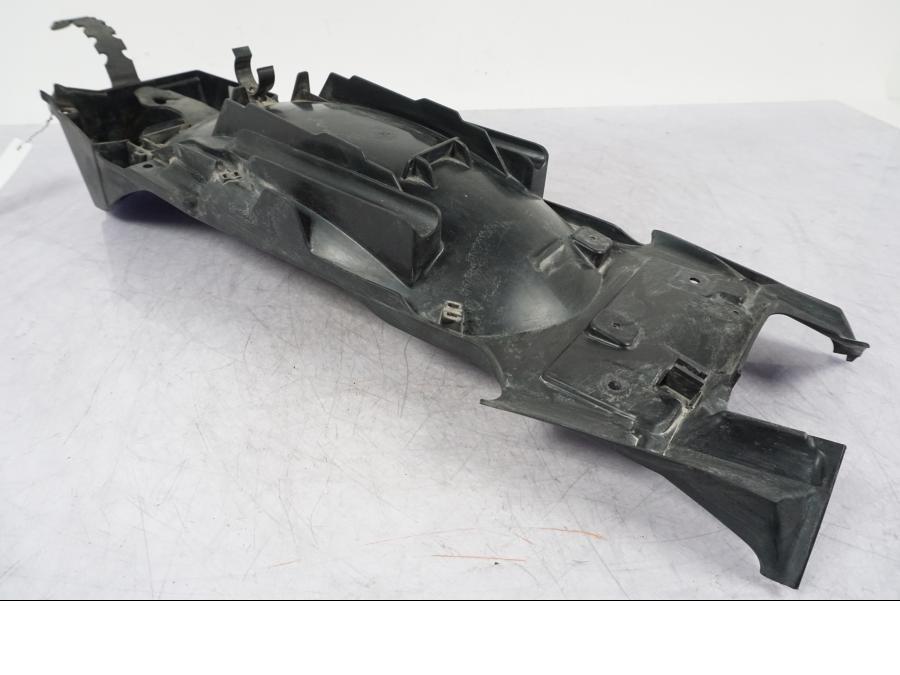 Vänster sida på Undertail från en BMW R 1200 GS -2005 motorcykel.