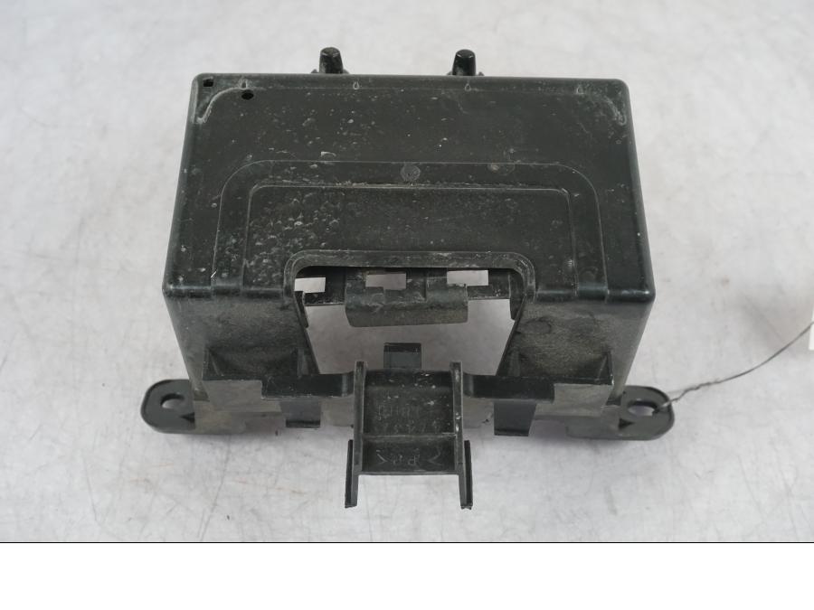 Vänster sida på Batterihållare från en Suzuki GSF 1250 -2010 motorcykel.