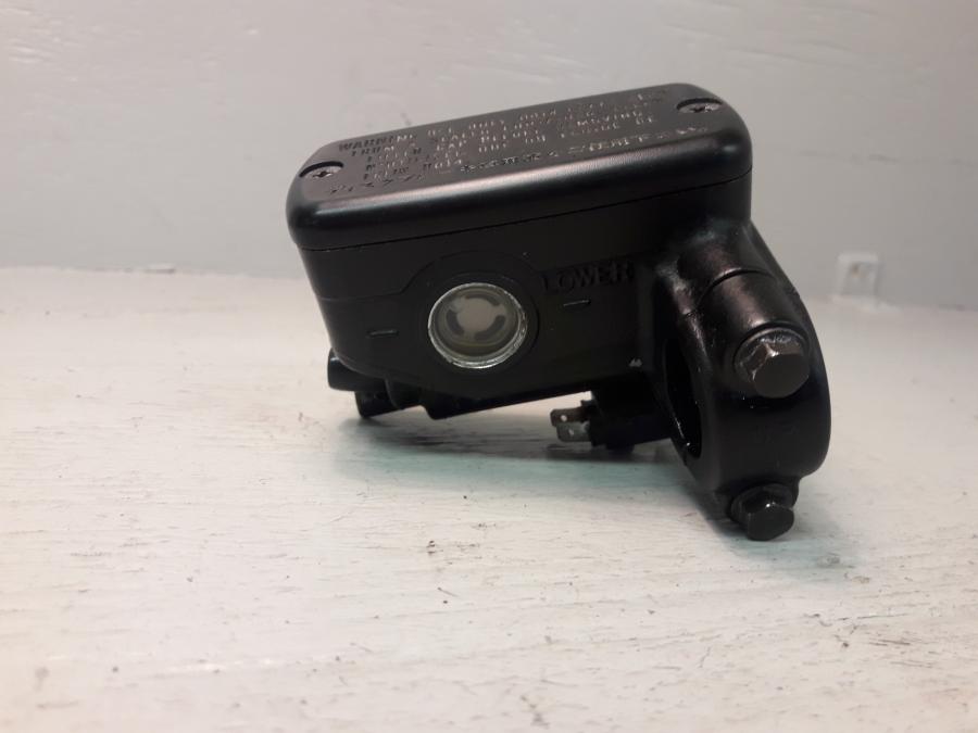 Framsidan på Bromshuvudcylinder från en Honda CBR 600 -1999 motorcykel.