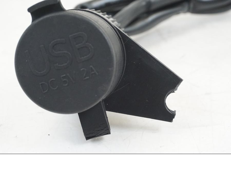 Vänster sida på El uttag 12 V från en Yamaha MT-09 -2021 motorcykel.