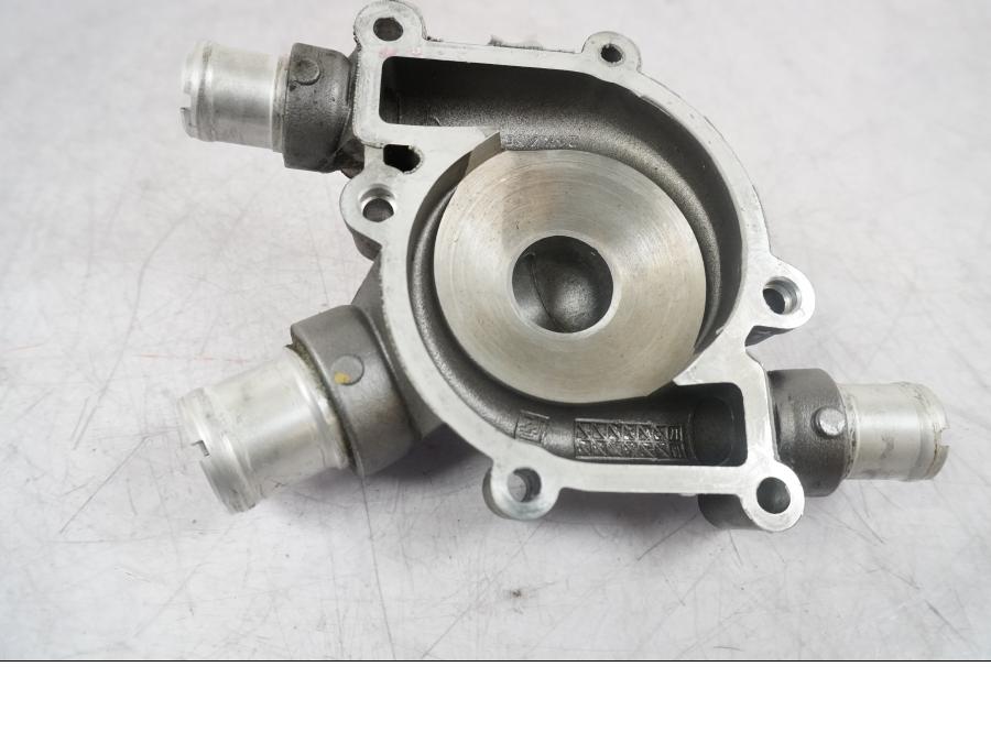 Höger sida på Vattenpump från en Ducati Multistrada 1260 -2020 motorcykel.