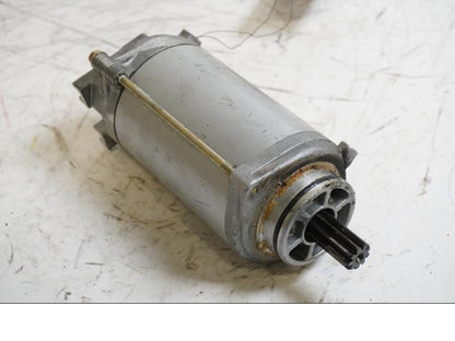 Framsidan på Startmotor från en Suzuki VL 800 -2003 motorcykel.