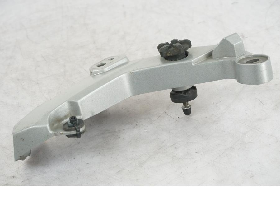 Vänster sida på Strålkastarkåpa från en Triumph Tiger Explorer -2013 motorcykel.