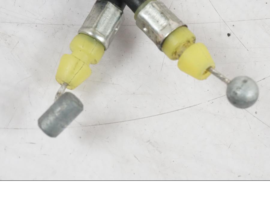 Vänster sida på Sadellåsmekanism från en Suzuki GSX-S 1000 -2017 motorcykel.