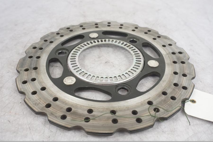 Snett uppifrån på Bromsskiva från en Kawasaki Ninja 300 -2013 motorcykel.