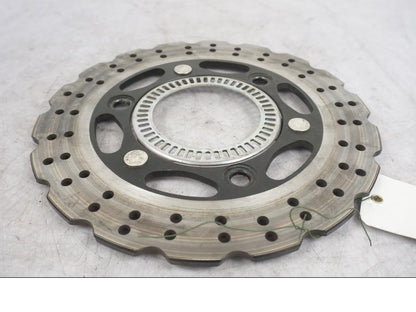 Snett uppifrån på Bromsskiva från en Kawasaki Ninja 300 -2013 motorcykel.