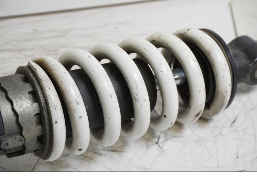 Baksidan på Stötdämpare från en Honda CBR 900 RR -2000 motorcykel.