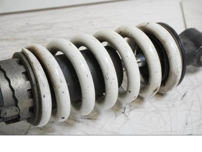 Baksidan på Stötdämpare från en Honda CBR 900 RR -2000 motorcykel.