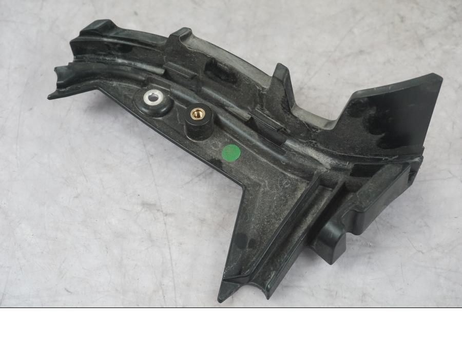 Vänster sida på Plast från en KTM 1290 Super Duke R -2022 motorcykel.